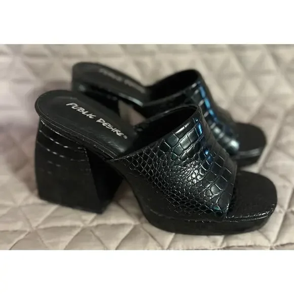 Black crocodile mules
Public desire says size 4
I think they would fit a 7-8￼ - Picture 4 of 5